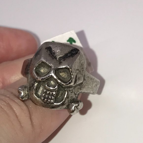 Pewter Skull and Crossbones Ring - Picture 4 of 6